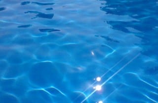 El exceso de cloro en las piscinas puede provocar asma infantil